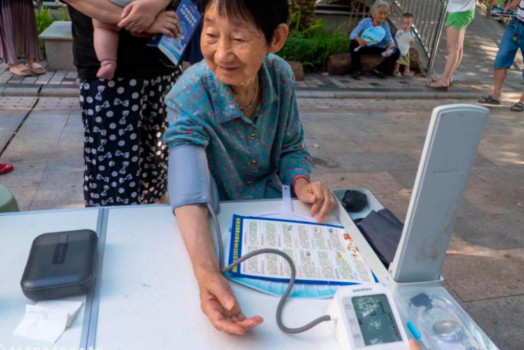 渝北回興街道錦屏路社區舉辦愛心義診，守護居民健康暖人心